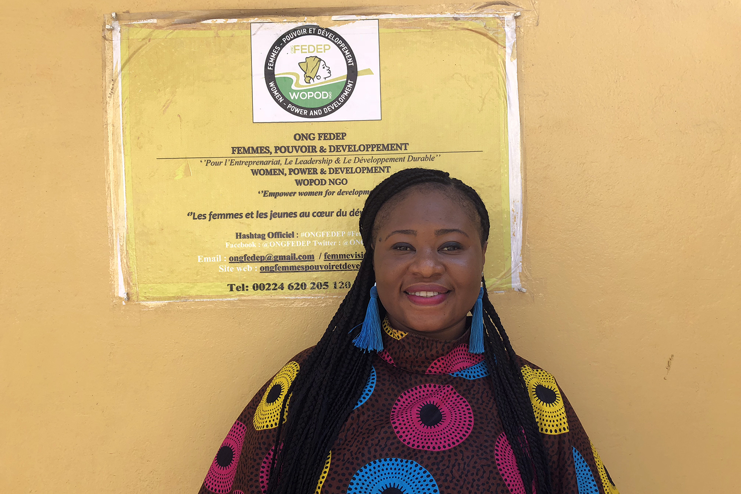 Fatoumata CHERIF devant les locaux de son ONG Femmes, pouvoir et développement