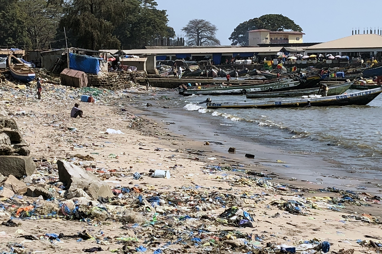 La plage de Boulbinet à l’extrémité de la presqu’île de Conakry.