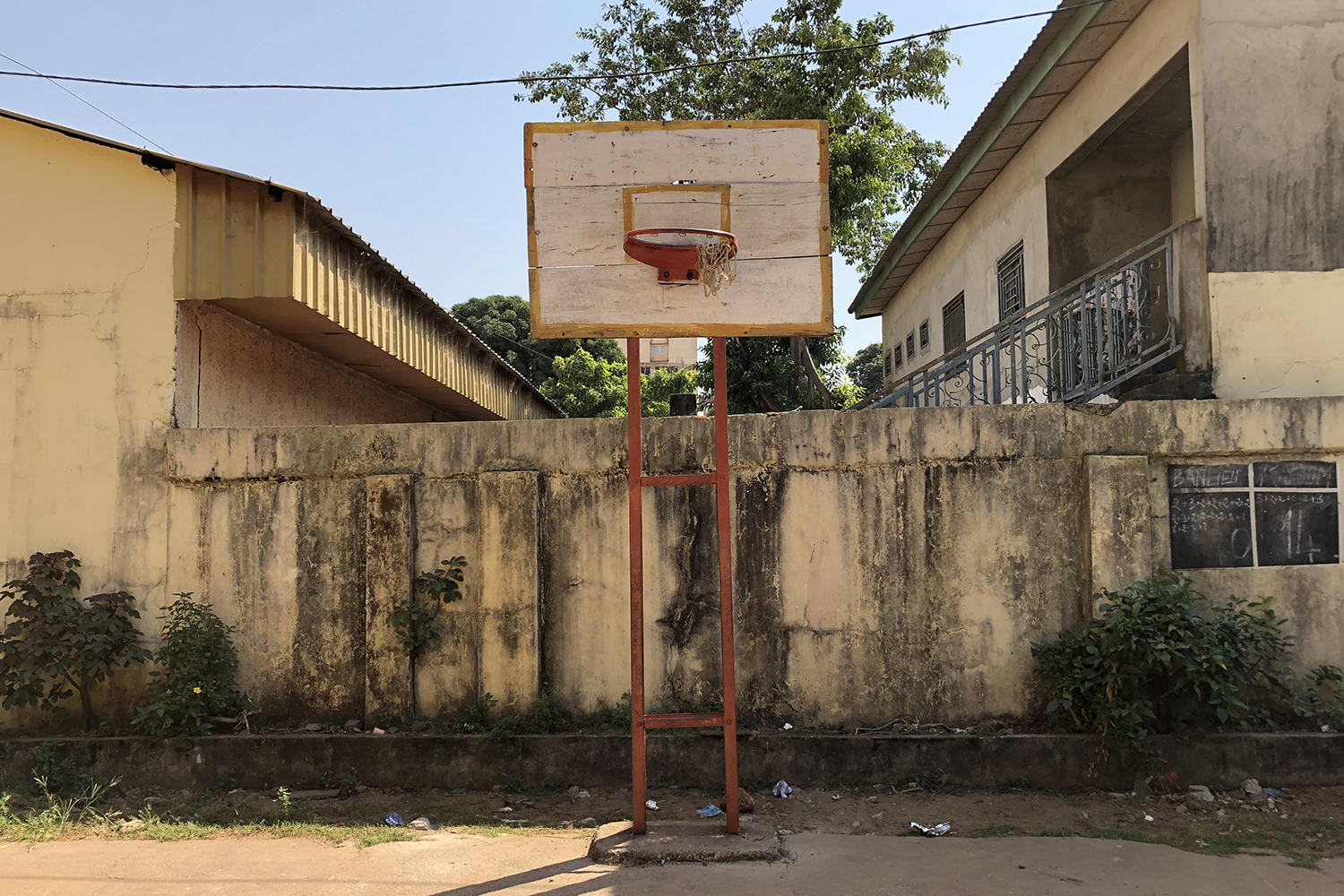 Le terrain de basket du lycée du 2 octobre à Conakry.