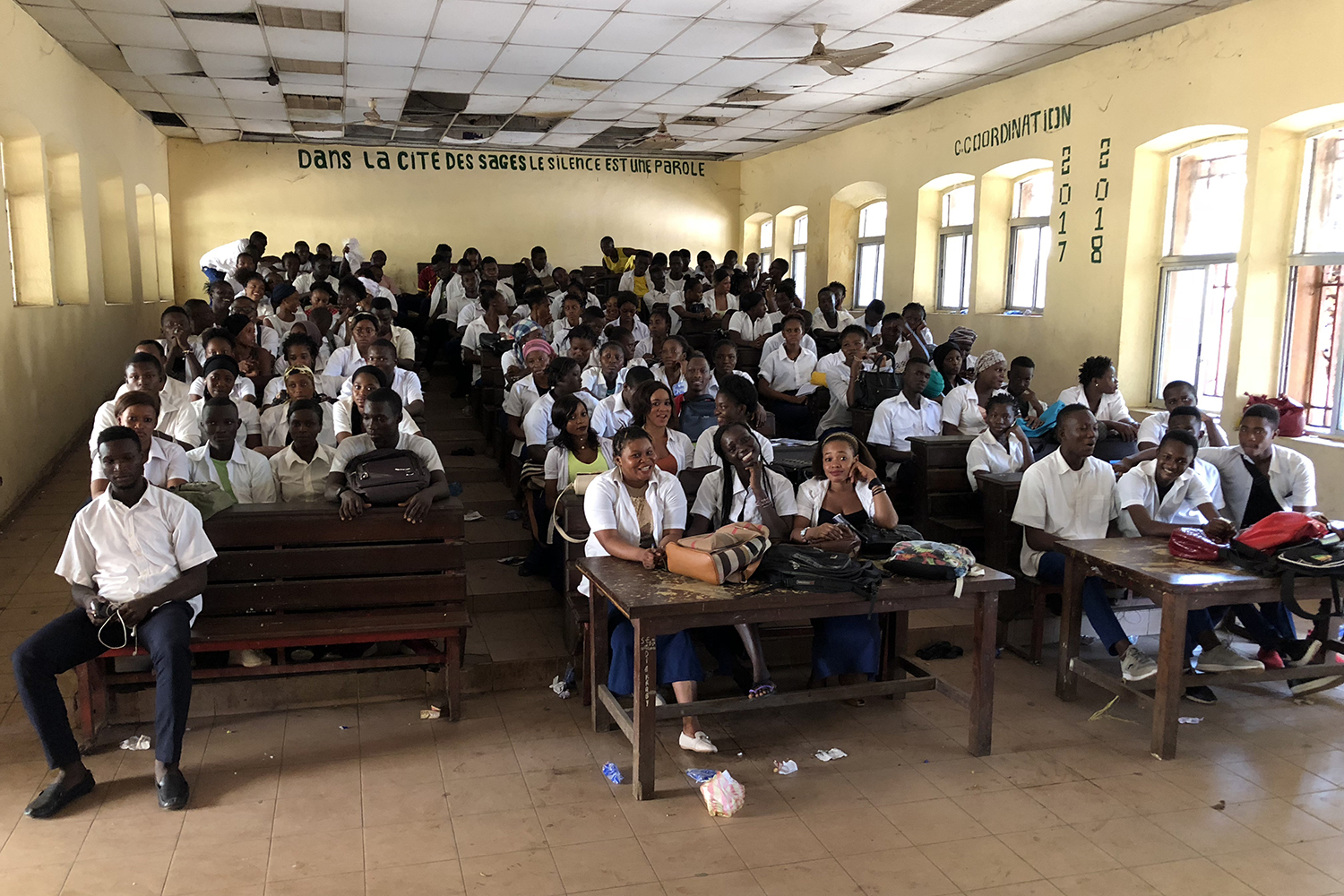 La classe de Marie-Madeleine BANGOA au lycée du 2 octobre à Conakry.
