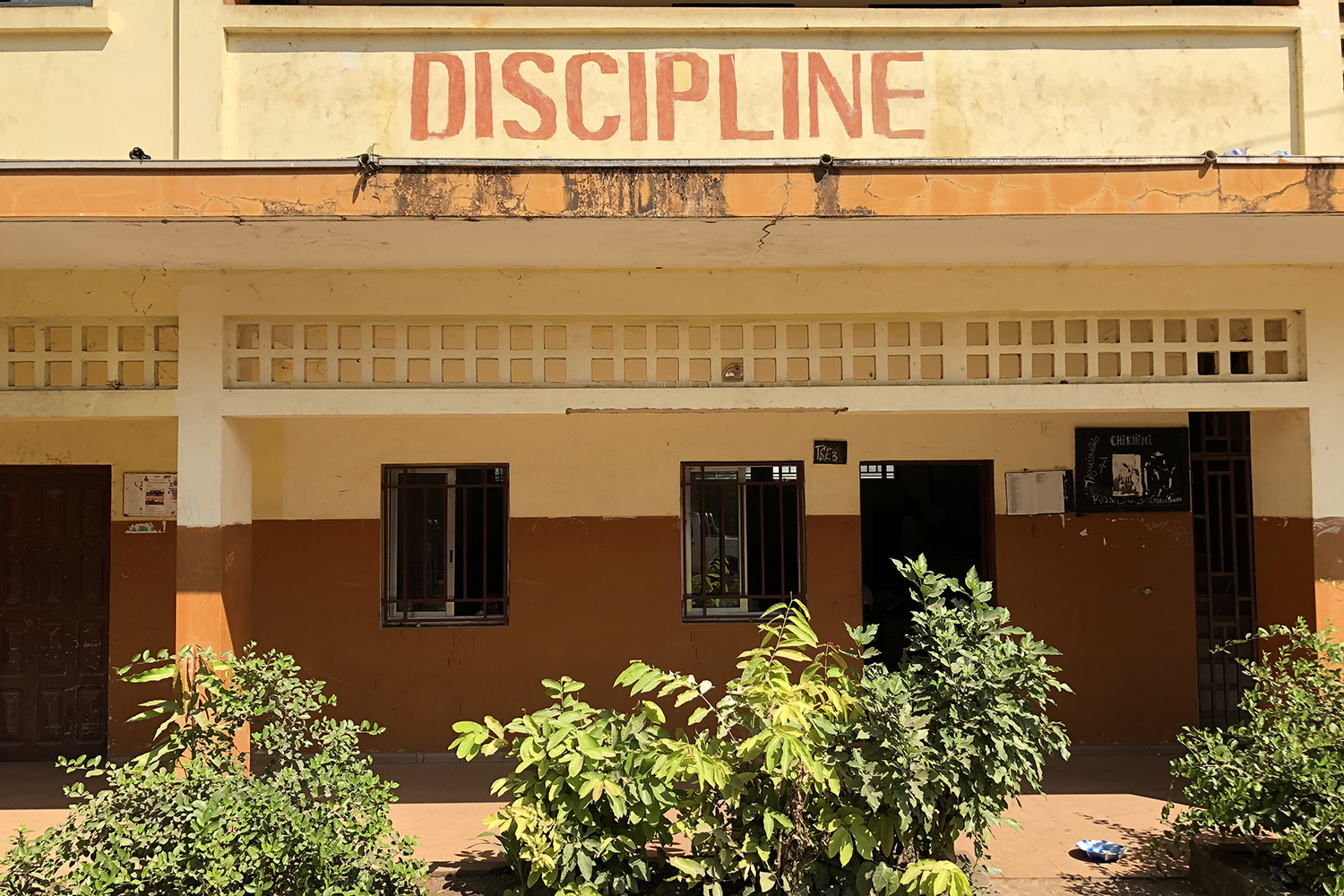 « Discipline » peint sur la façade du lycée du 2 octobre à Conakry.