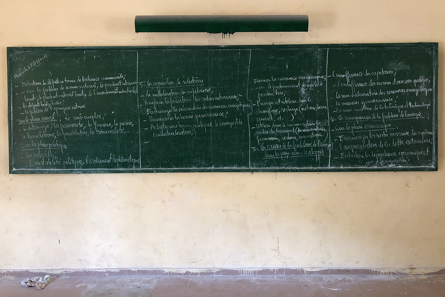 Le tableau dans la classe de Marie-Madeleine BANGOA au lycée du 2 octobre à Conakry.