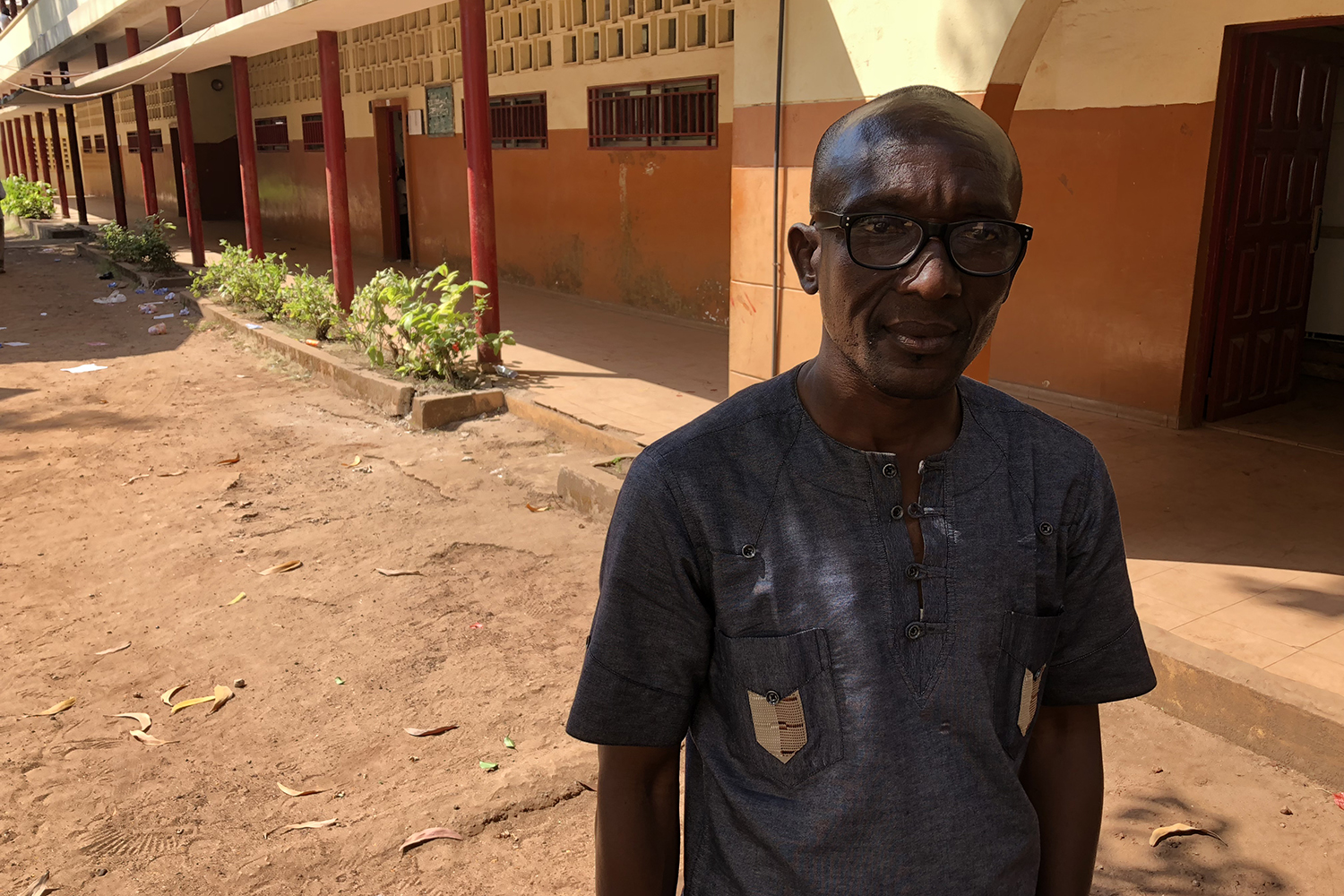Monsieur Mamadou DIALLO, proviseur du lycée du 2 octobre à Conakry.