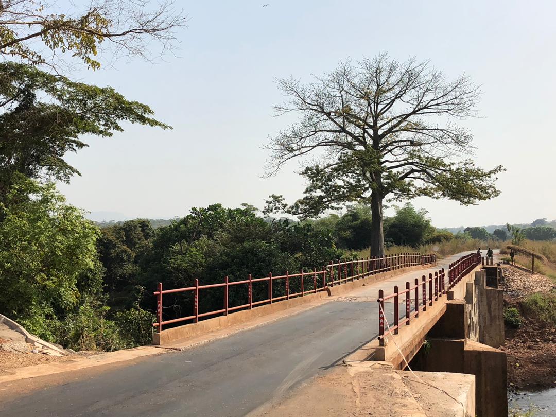 Passage du pont de Linsan qui relie la Guinée maritime à l’intérieur du pays. Emporté par une crue en juin 2018, le pays a été coupé en deux pendant plusieurs semaines.