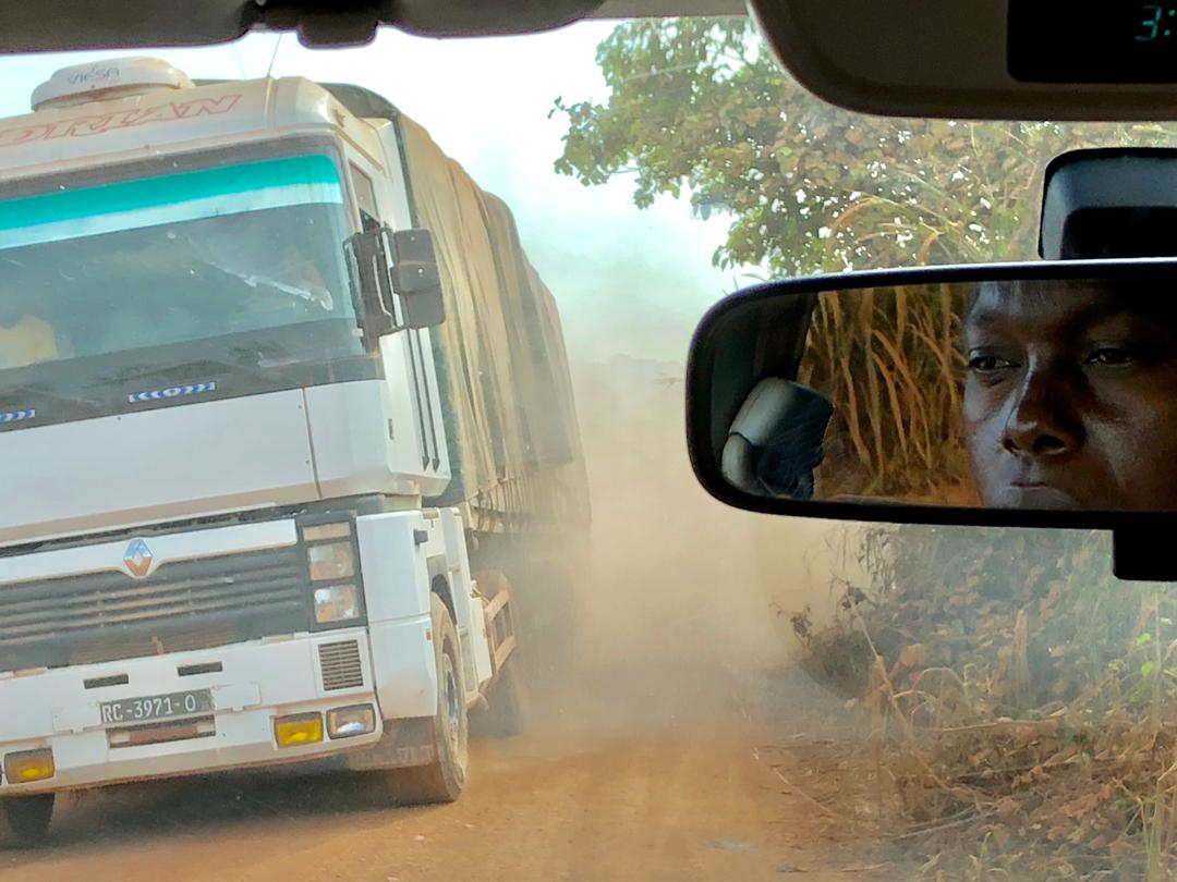 Le chauffeur Yaya, sur la route devenue piste qui relie Conakry à Nzérékoré, les deux plus grandes villes de Guinée. Il faut deux jours pour parcourir les quelque 900 km qui les séparent, bien plus en saison des pluies.