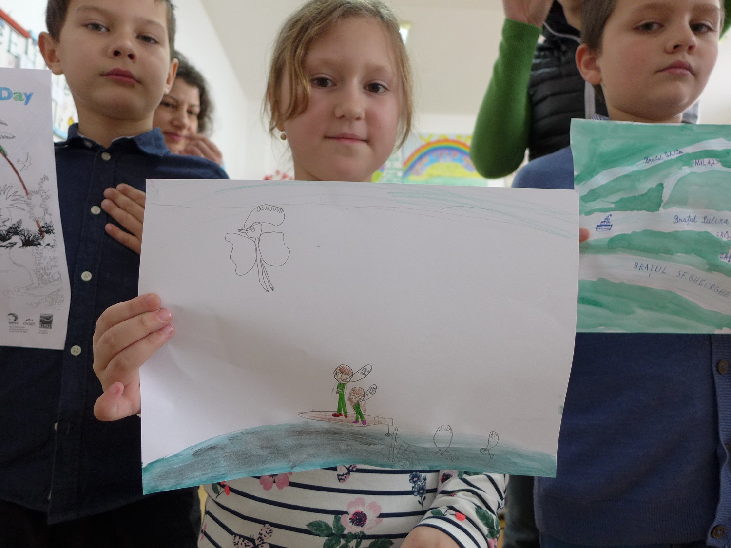 Ana a dessiné un pêcheur et sa fille, sur une barque. Dans l’eau, les poissons demandent de l’aide.