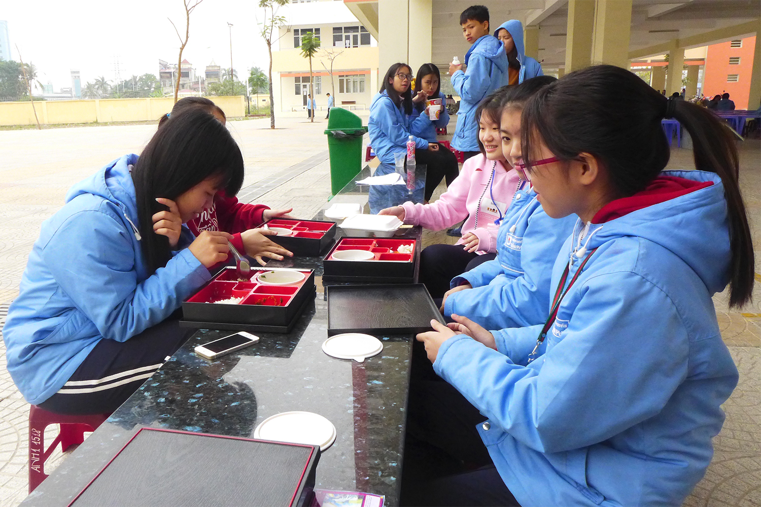 Tous les élèves ne rentrent pas chez eux pour le déjeuner comme Hieu, certains mangent sur place dans ce qui sert de cantine en attendant que le réfectoire soit construit.