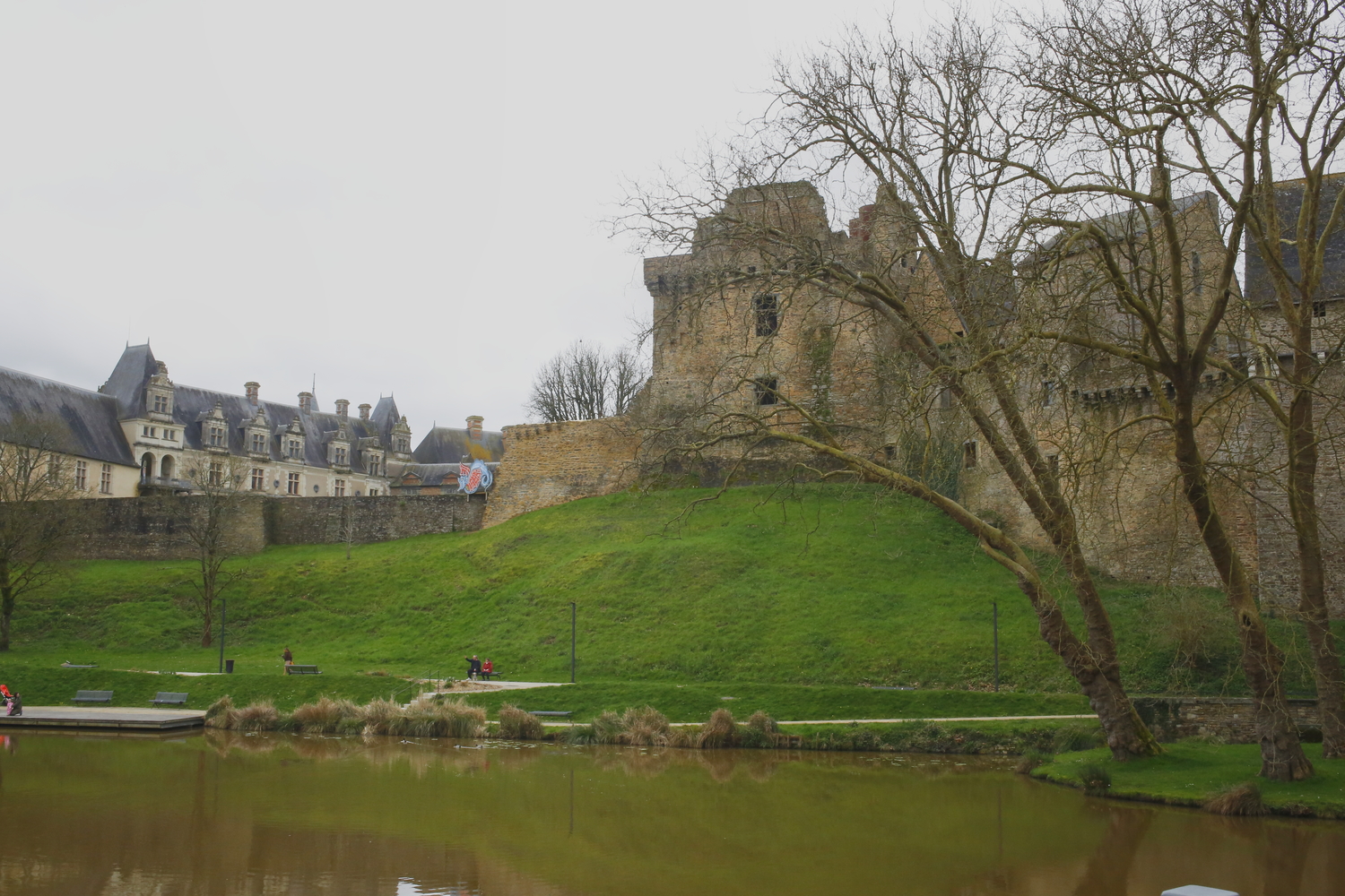 Le château de Châteaubriant, partie forteresse bretonne médiévale du XIè siècle à droite, et partie château français de la Renaissance à gauche. Cette dernière partie a été construite après l’annexion de la Bretagne par la France au début des années 1500 (union scellée en 1532) © Globe Reporters