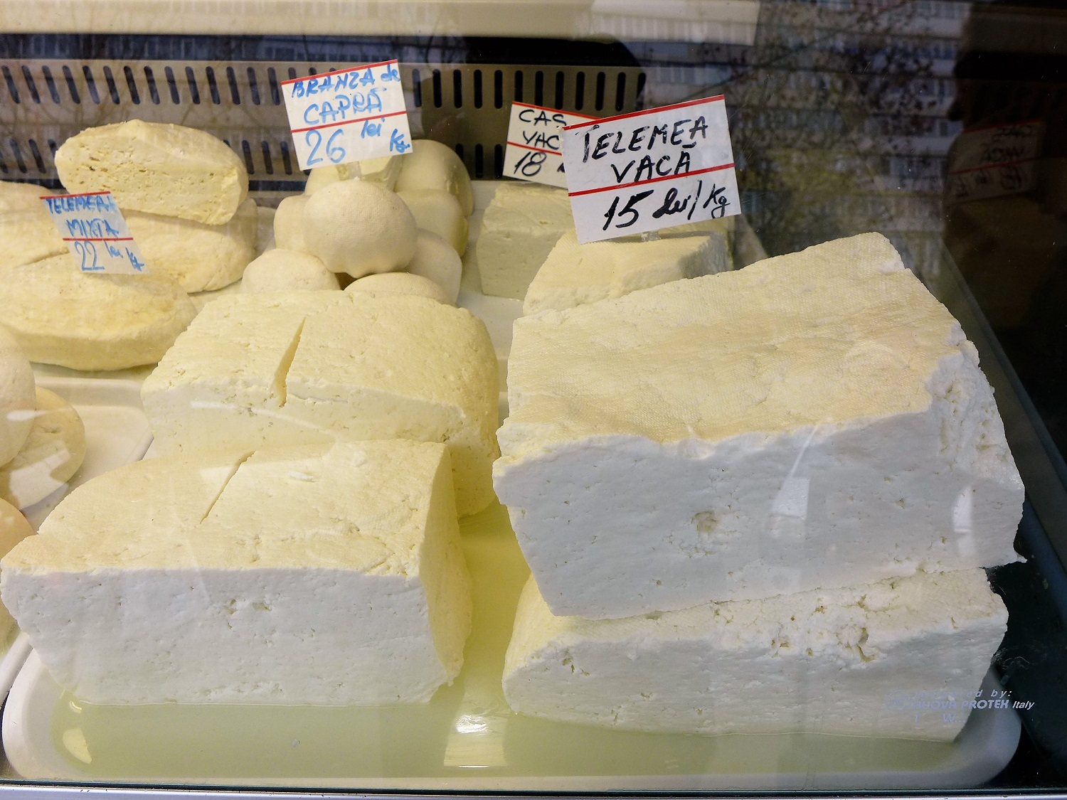 La telemea, fromage typique de Roumanie. Ça ressemble à de la feta.