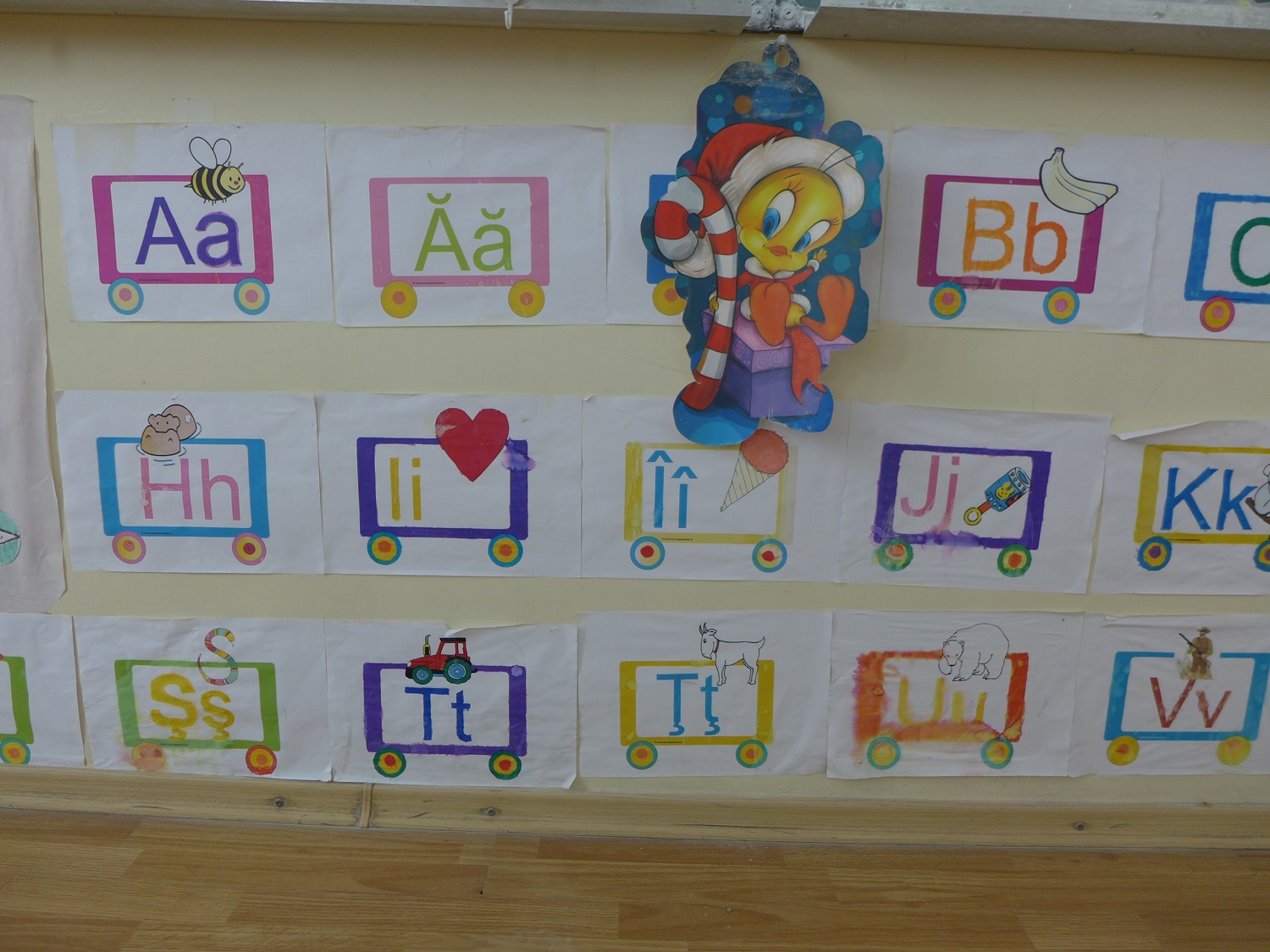 L’alphabet roumain, accroché dans la classe de primaire.