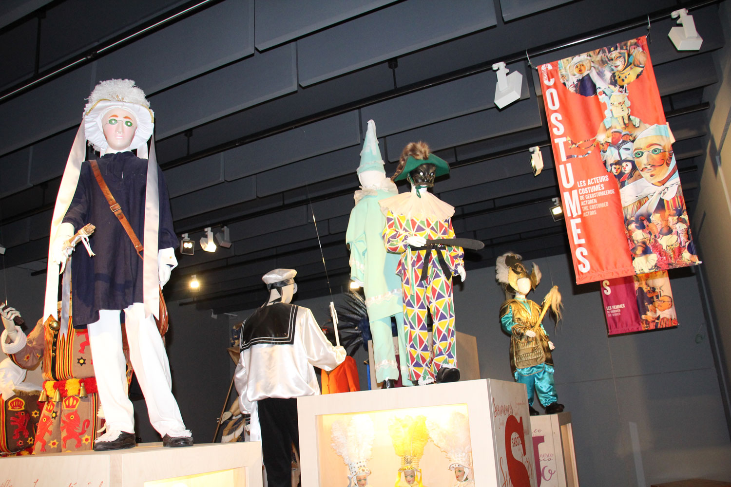 Une visite haute en couleur. Les costumes sont réalisés par les artisans de la ville © Globe Reporters