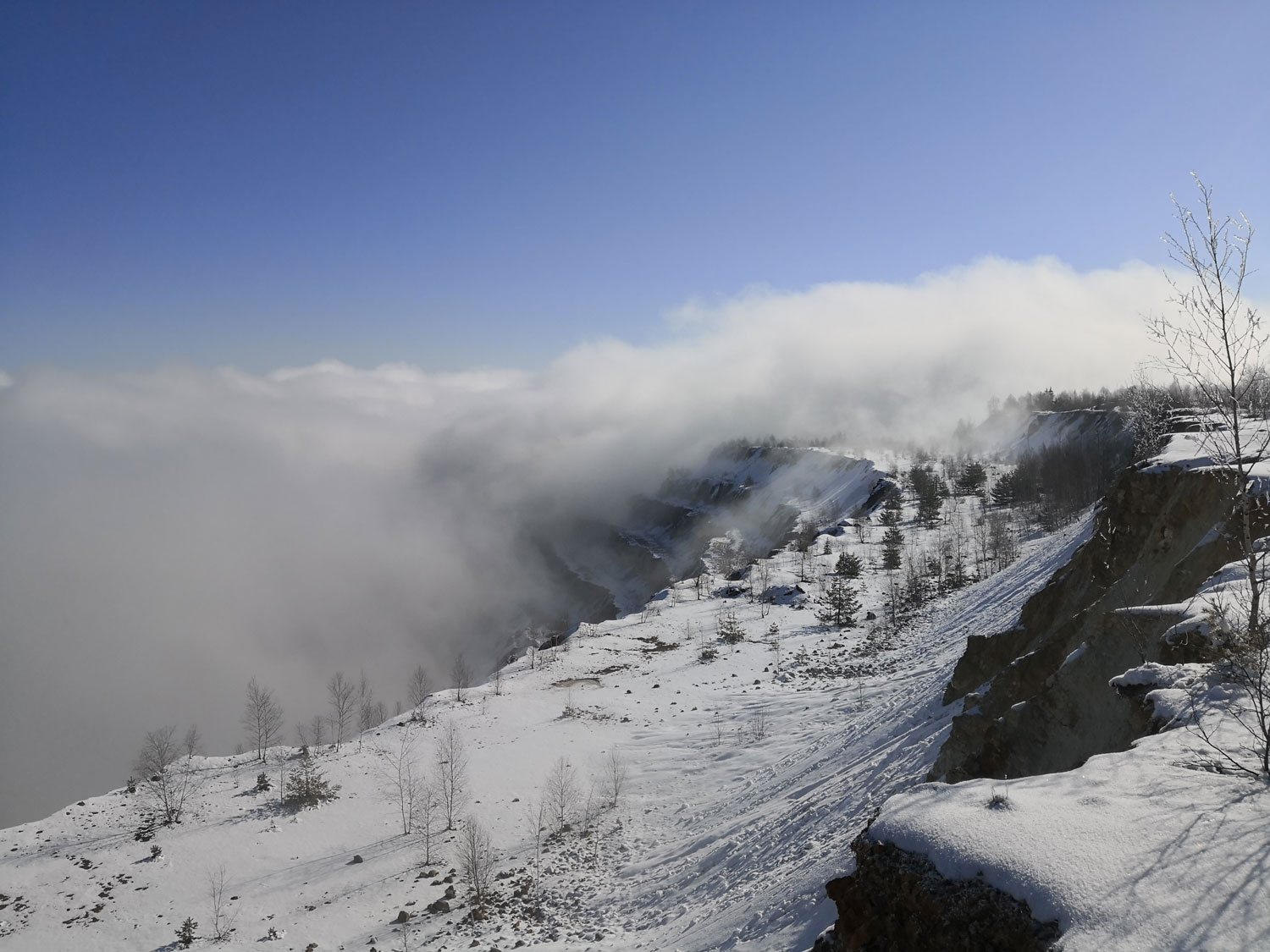 Parvenu en haut on domine la mine de Roşia Poieni, sauf que celle-ci est sous la neige et surtout cachée sous le brouillard matinal ! © Globe Reporters