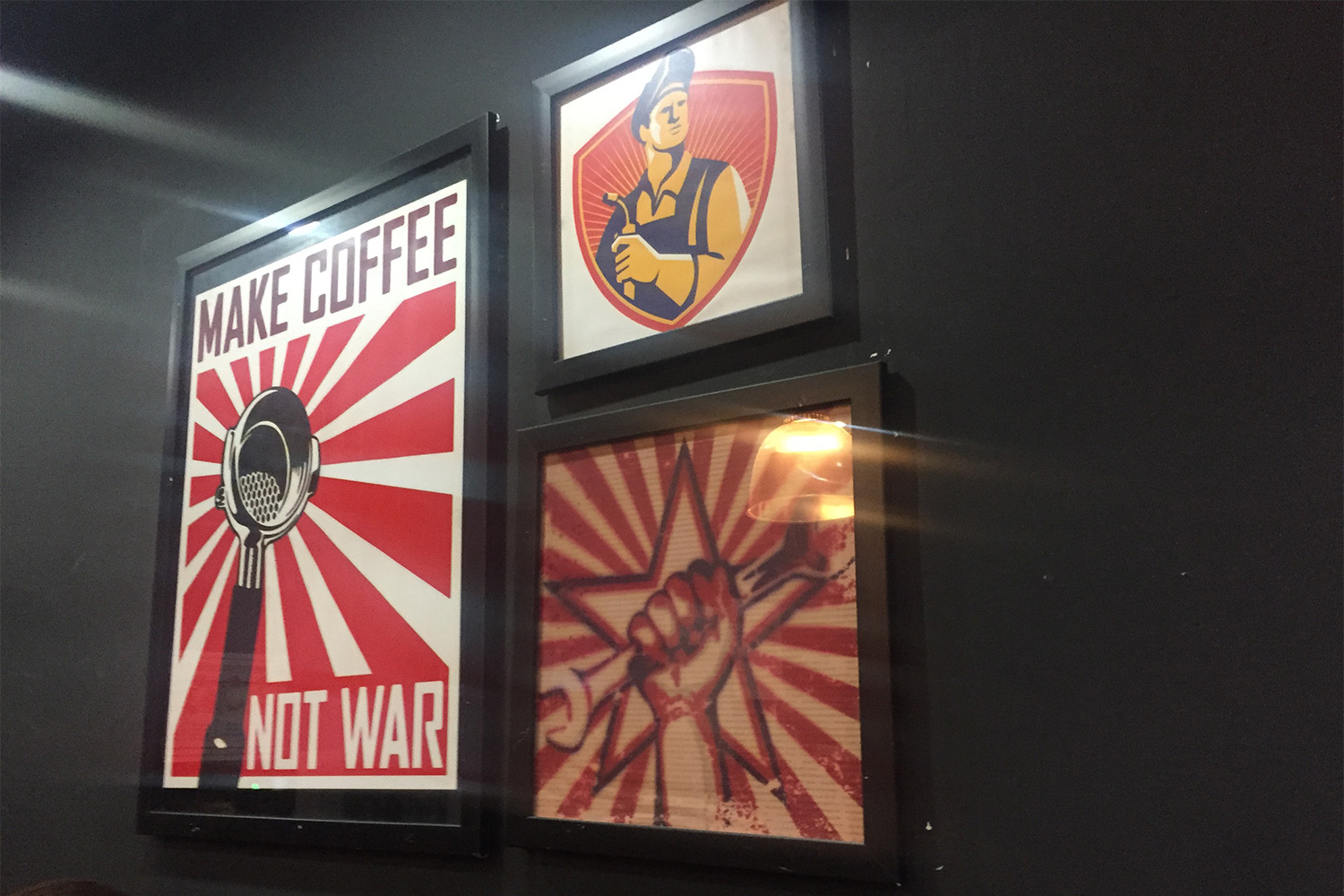 Dans un café situé à deux pas du musée. « Faites un café, pas la guerre », dit l’affiche. 