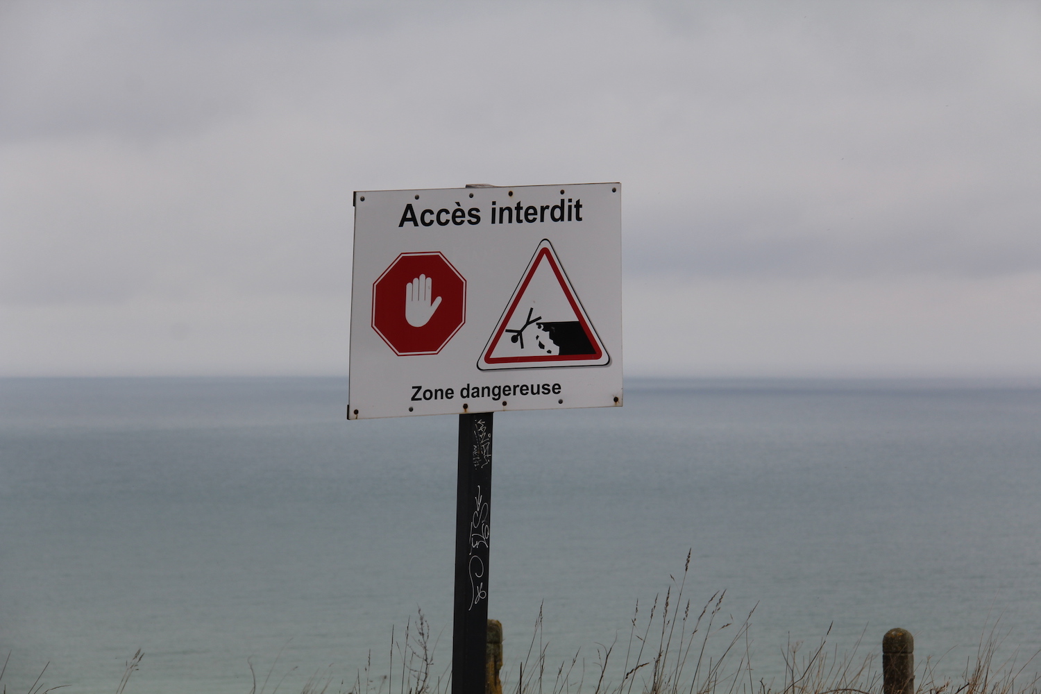Tout au long de la falaise, des panneaux avertissent du danger © Globe Reporters