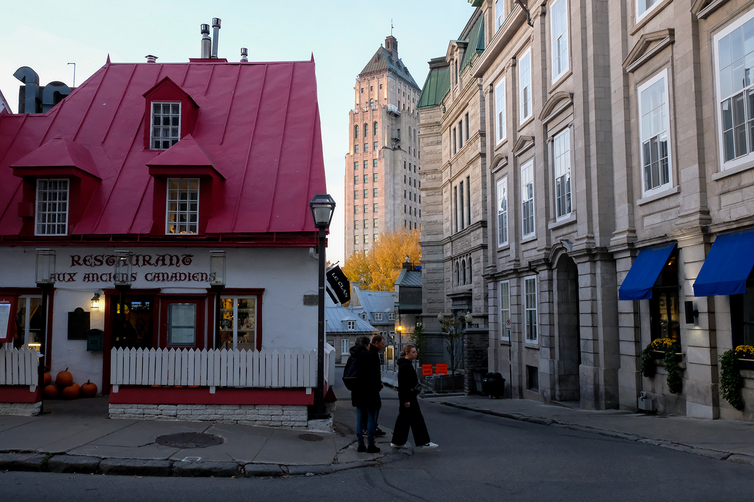 Dans le Vieux-Québec, il y a plusieurs restaurants traditionnels comme cet autre établissement non loin de La Bûche © Globe Reporters