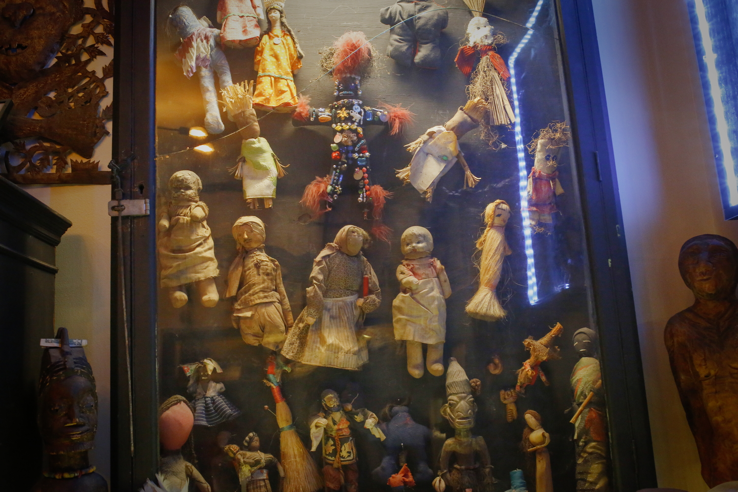 Au musée du vaudou : des poupées vaudous © Globe Reporters 