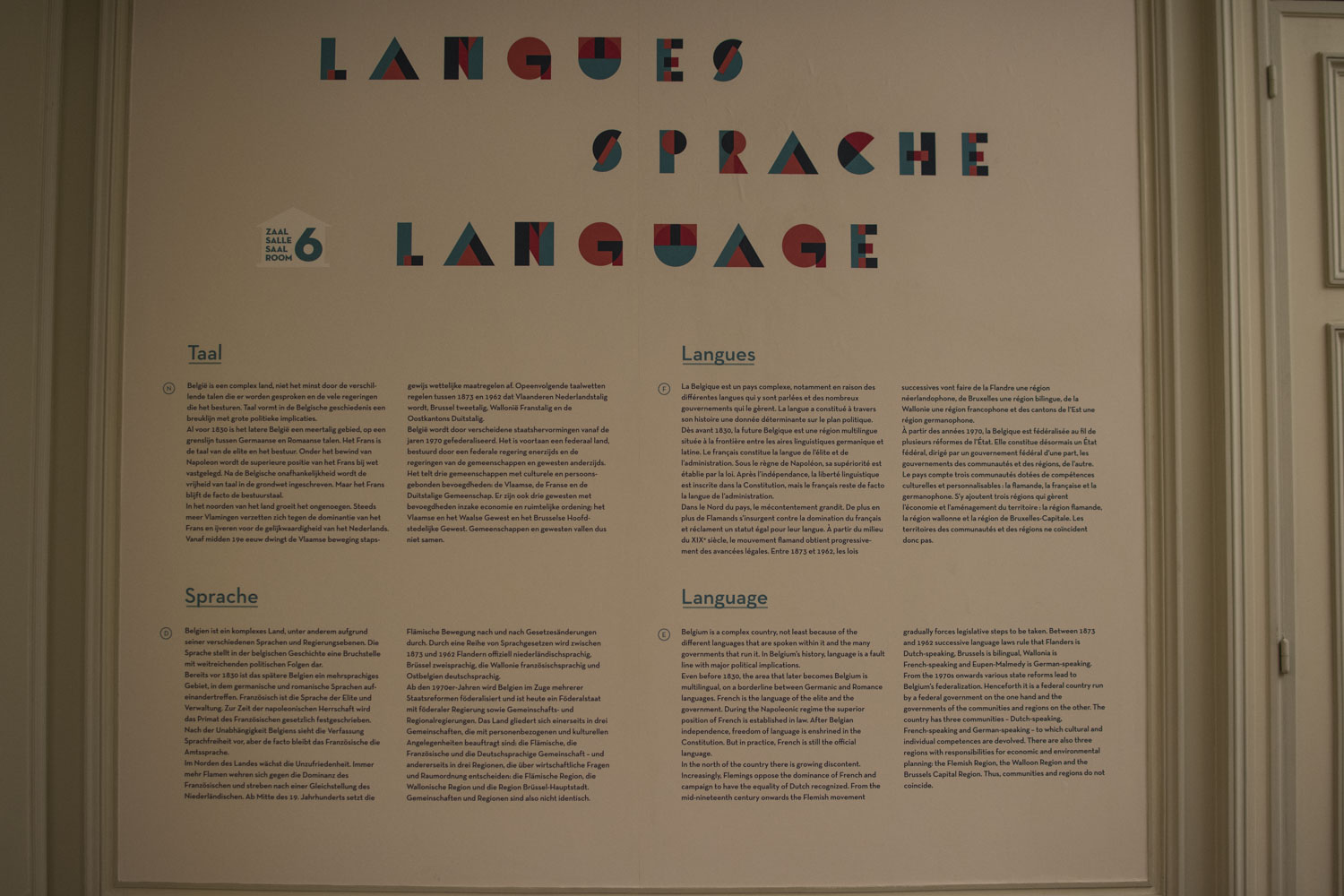 La salle des langues. Soyez attentifs, pas toujours simple de comprendre la complexité linguistique du pays
