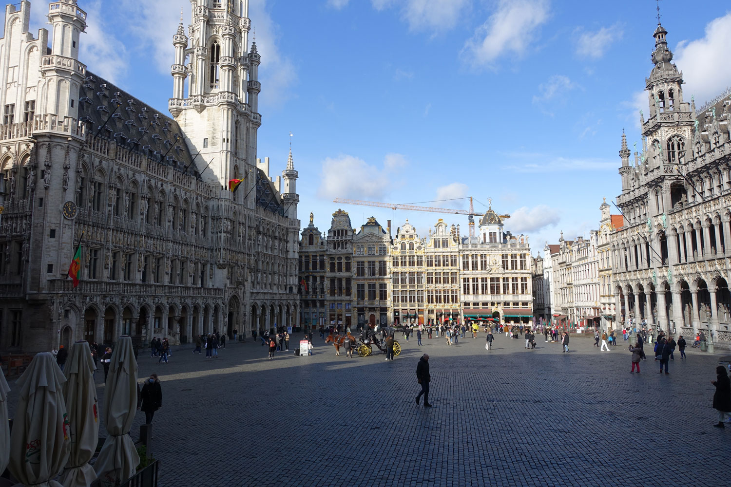 Destination finale du cortège : la grande place de Bruxelles transformée pour l’occasion en une immense scène de théâtre en plein air © Globe Reporters