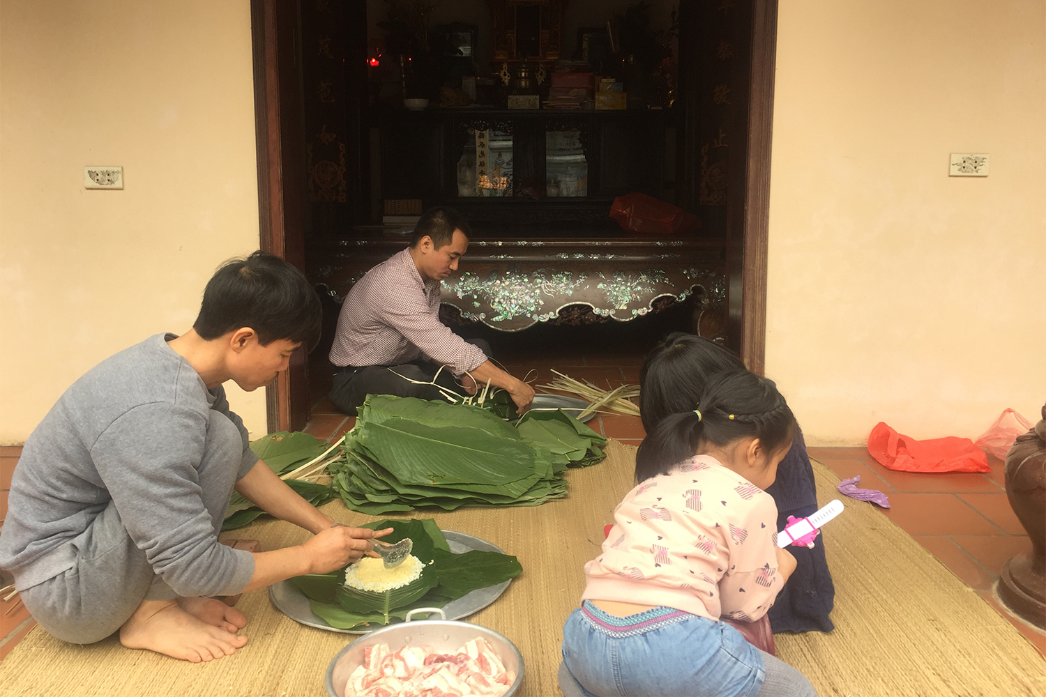 Toute la famille se réunit pour cuisiner le banh chung, un gâteau de riz gluant.