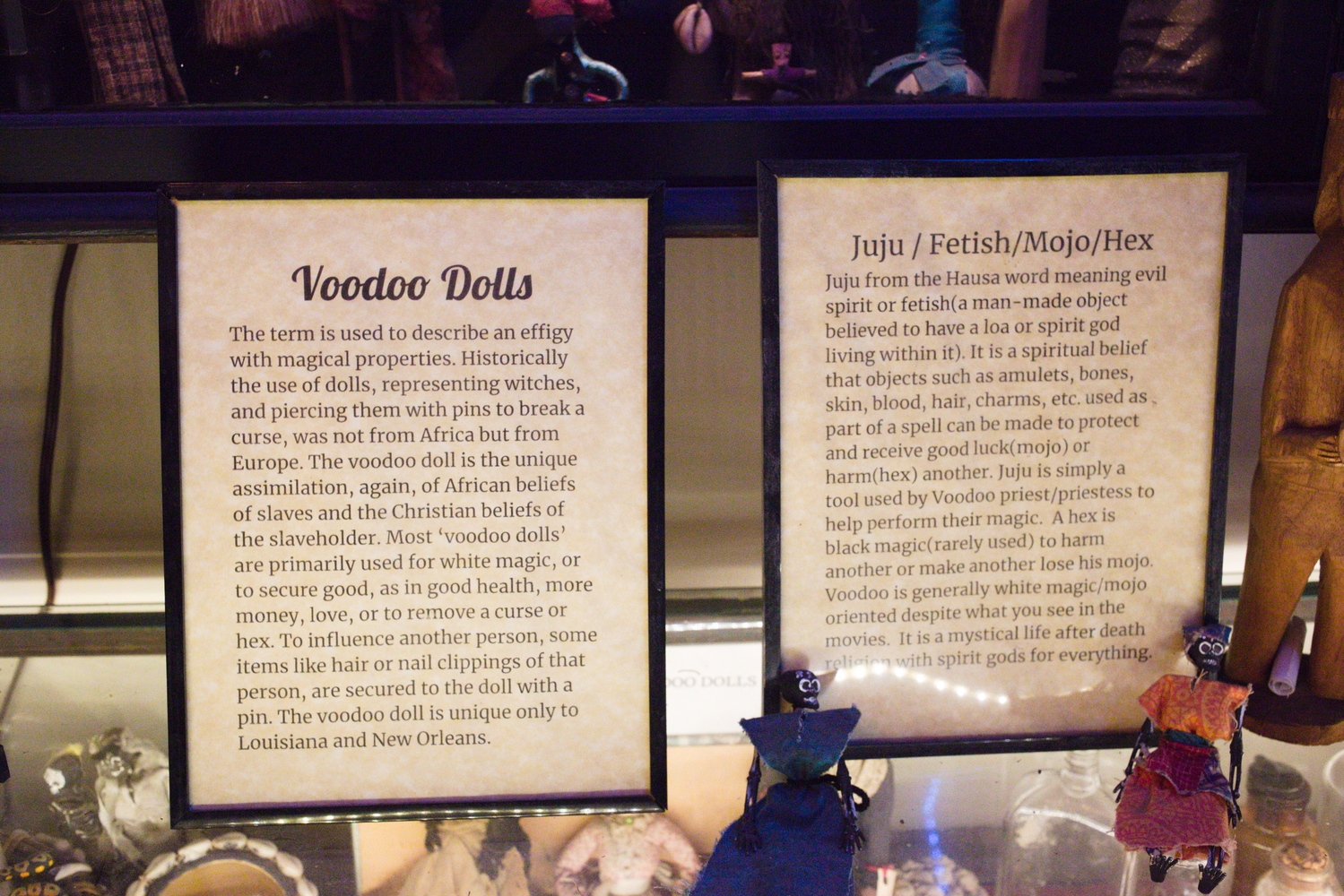 Au musée du vaudou : explications poupées © Globe Reporters