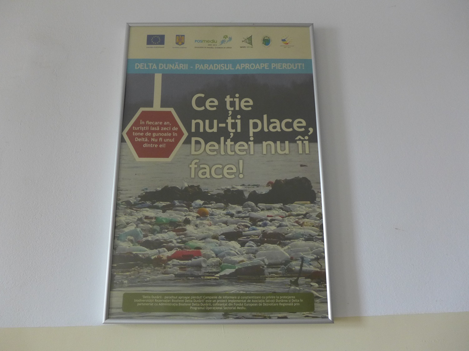 Une affiche pour sensibiliser contre la pollution dans le delta : « Ce qui ne te plaît pas à toi, ne le fais pas au Delta ! » « Chaque année, les touristes laissent des tonnes d’ordures dans le Delta. Ne sois pas l’un d’entre eux », est-il écrit.