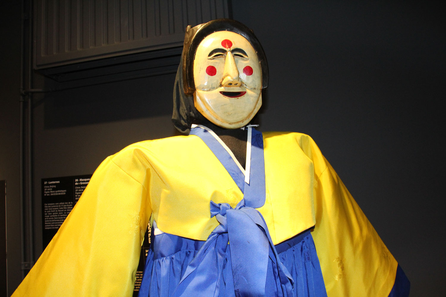 Le musée s’intéresse aux carnavals du monde entier. Ici, un costume venu de Corée du Sud © Globe Reporters