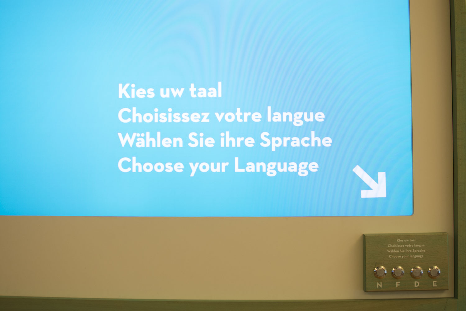 Heureusement un petit film très synthétique explique pourquoi il y a plusieurs langues. Avant de commencer, choisissez votre langue : français, néerlandais, allemand, mais aussi anglais !