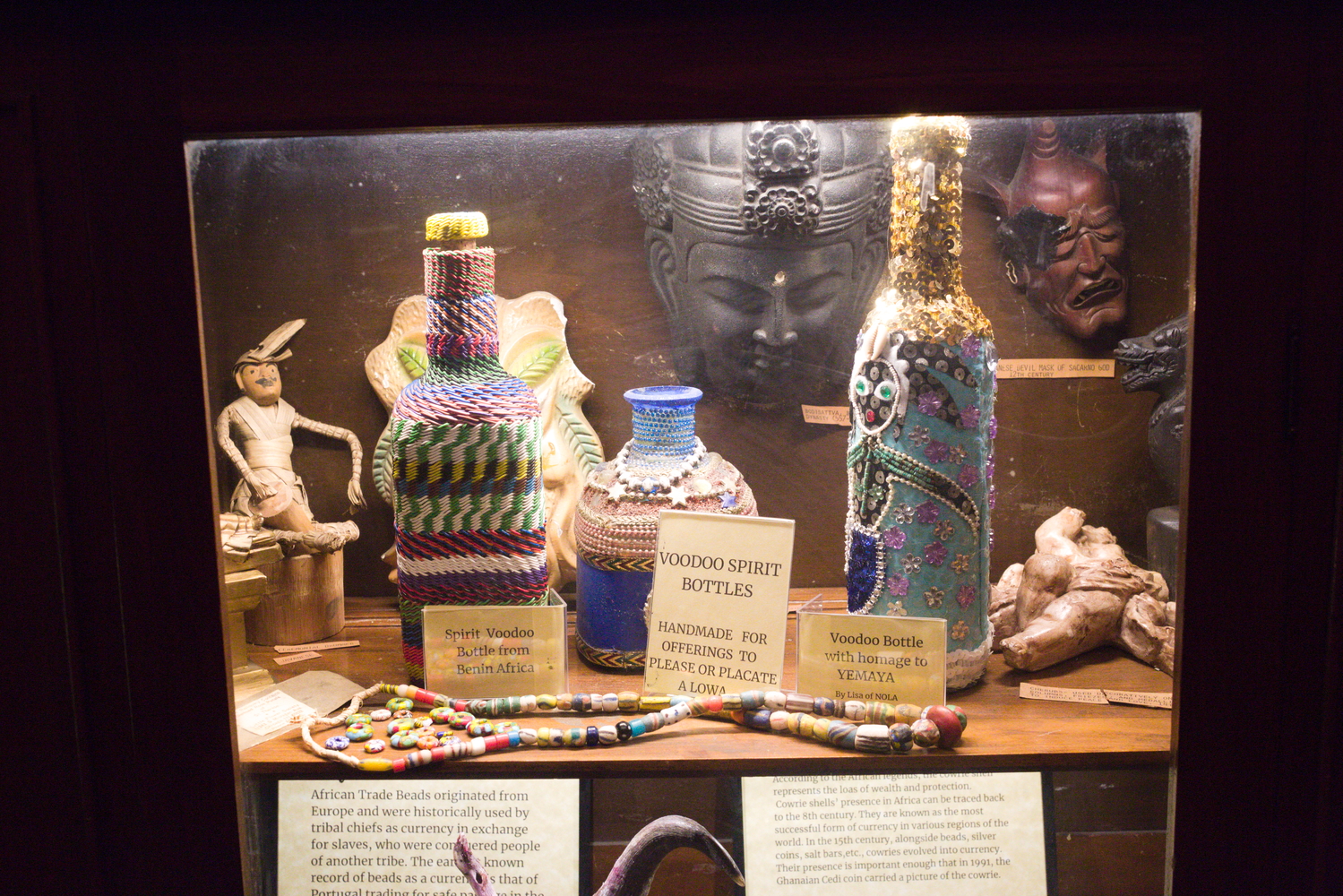 Au musée du vaudou : bouteilles vaudous © Globe Reporters 