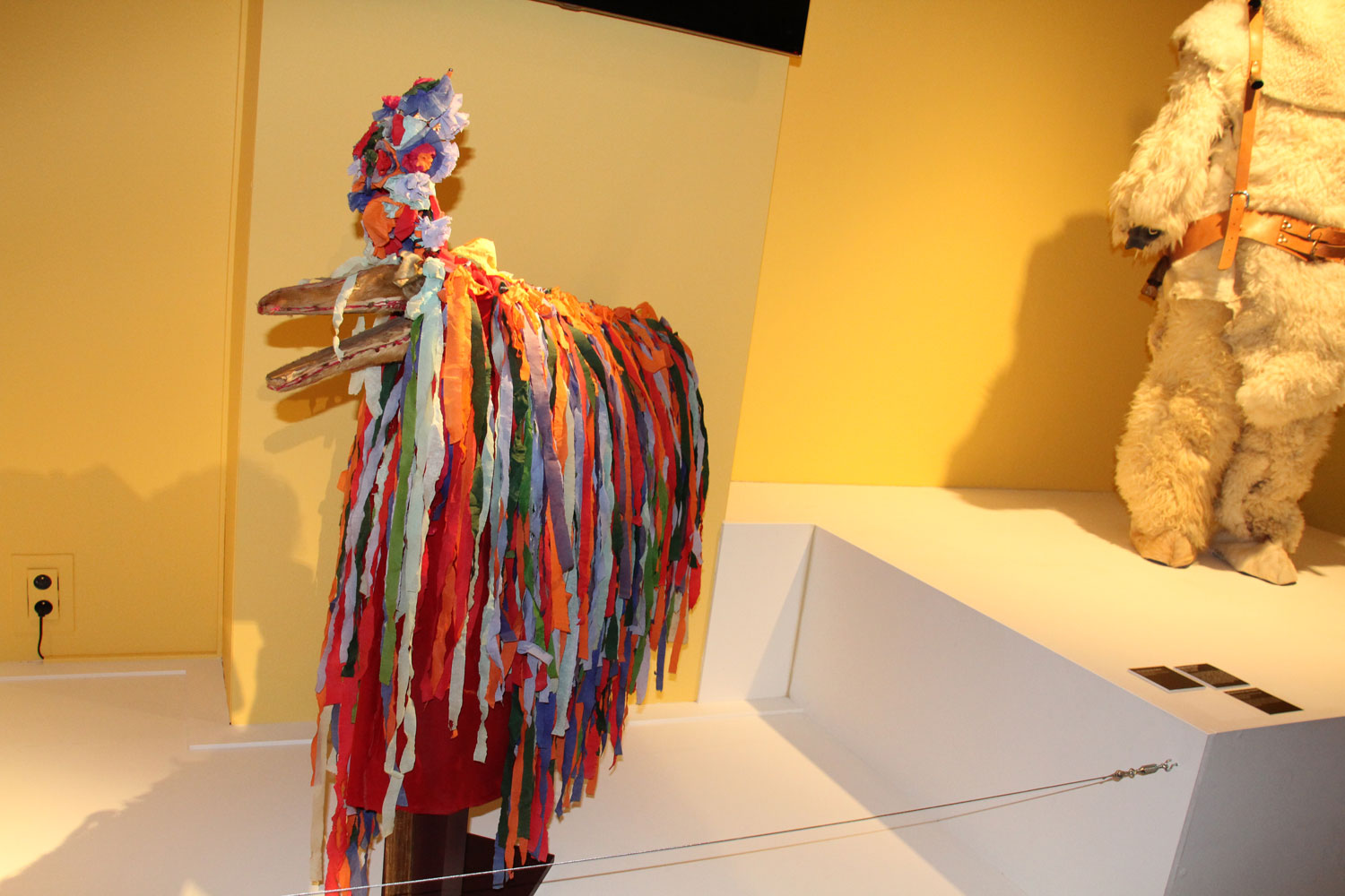Un costume de chèvre qui vient de Moldavie, en Roumanie. On apprend que « grâce à sa danse énergétique, la chèvre dispense bonheur, santé et prospérité à la communauté » © Globe Reporters