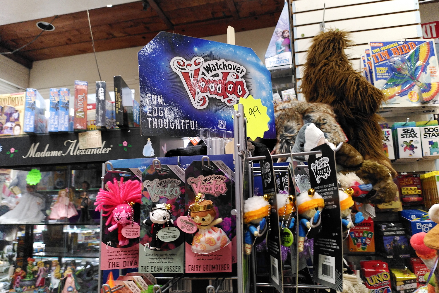 Dans l’interview, Grete parle de la commercialisation de l’image du vaudou à La Nouvelle-Orléans : un exemple dans un magasin de jouets de la ville © Globe Reporters