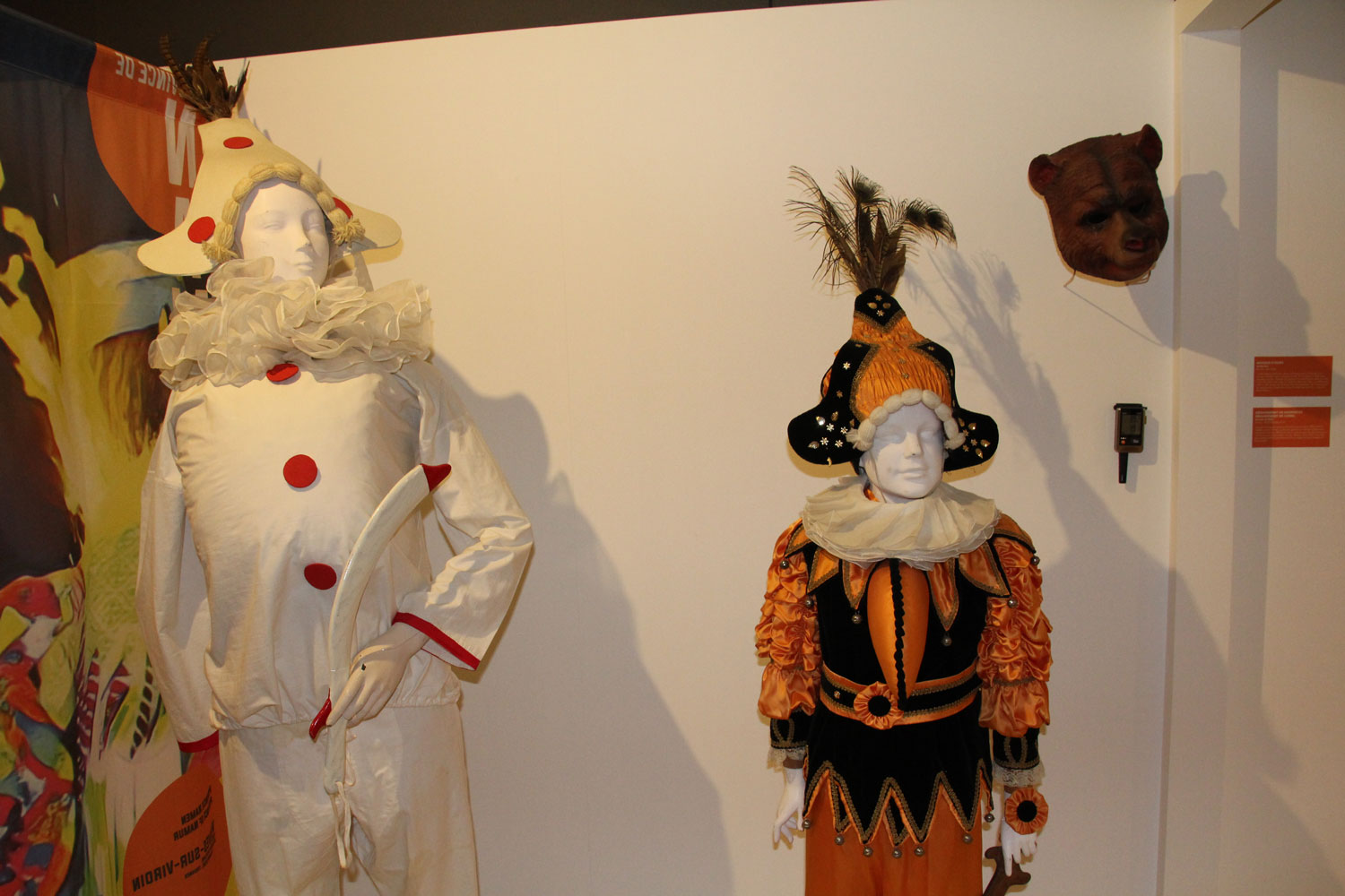 Des costumes qui rappellent l’origine italienne du personnage principal du carnaval de Binche © Globe Reporters