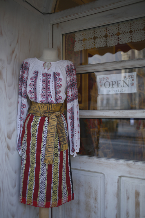 Un costume traditionnel devant une boutique de souvenirs