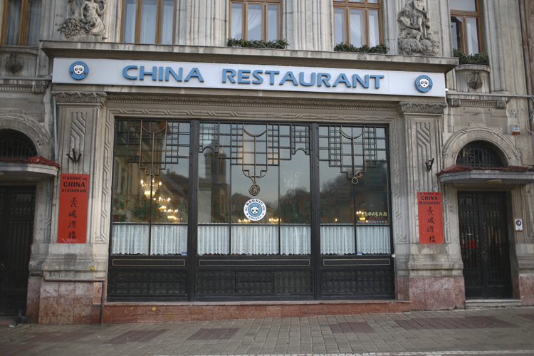 Un restaurant chinois improbable sur la place principale