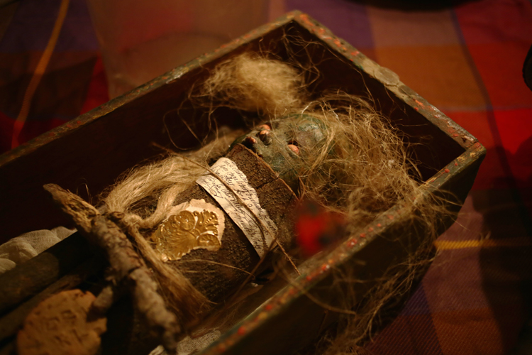 Une poupée dans un sarcophage (Michel Vinay)