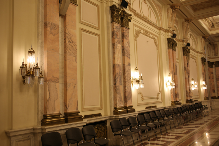 Colonnes en marbre rose dans une salle de conférence
