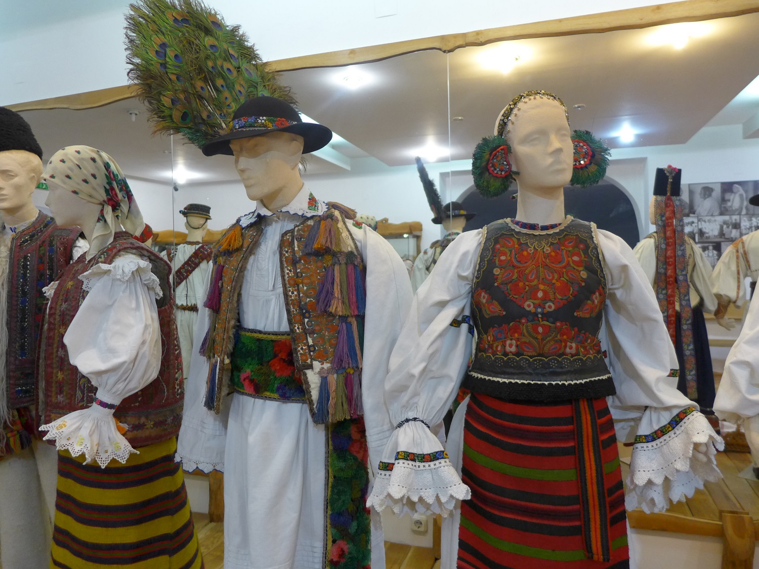 Dans le musée, il y a une pièce avec des costumes traditionnels.