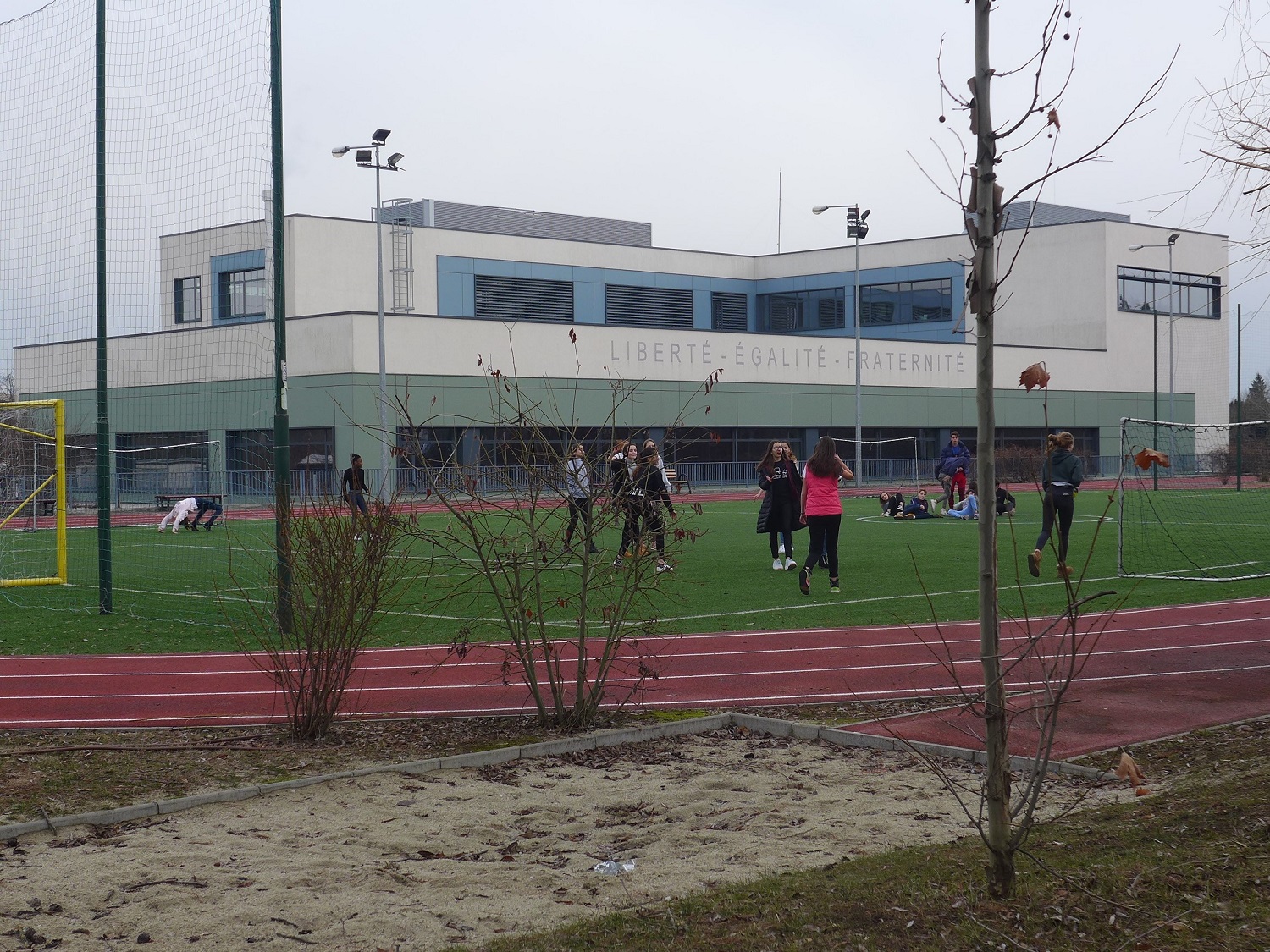 Le lycée dispoe d’un terrain synthétique et d’une piste d’athlétisme.
