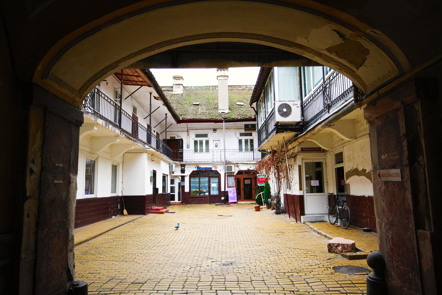 Une cour intérieure, dans l’architecture hongroise © Globe Reporters