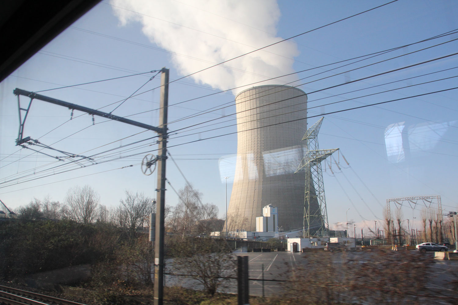 La cheminée de la centrale électrique de Drogenbos annonce l’arrivée prochaine à Bruxelles  © Globe Reporters