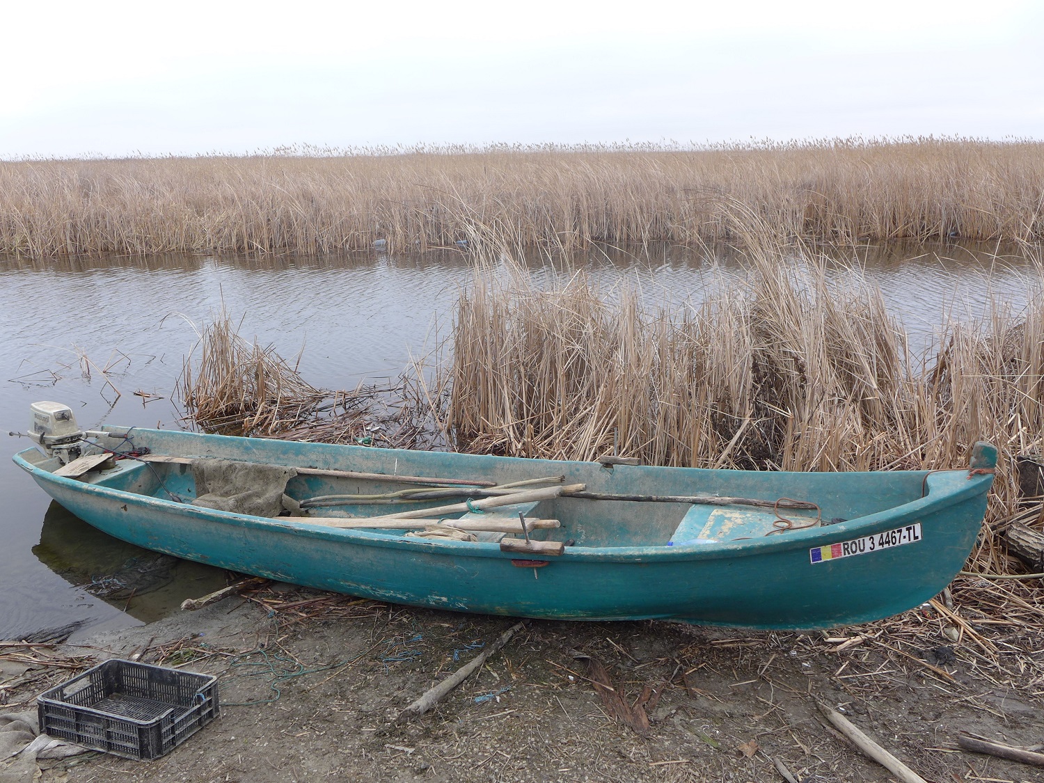 La barque avec laquelle il travaille. La pêche dans le delta est une pêche traditionnelle.