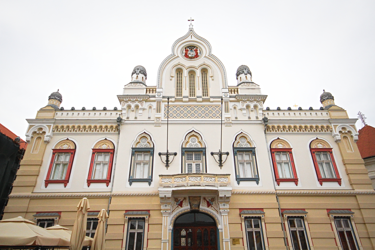 Le Palais Épiscopal de Serbie sur la place de l’Union © Globe Reporters