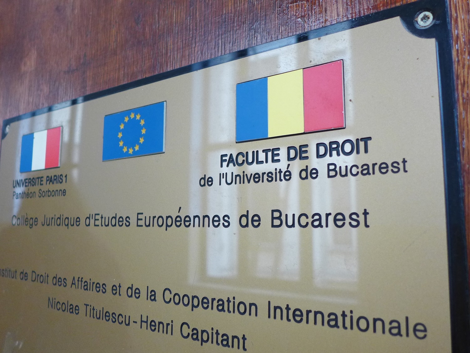 Le Collège résulte d’une coopération entre la faculté de droit de Bucarest et 14 facultés de droit françaises, réunies dans un consortium chapeauté par l’université de Paris 1 – Panthéon Sorbonne.