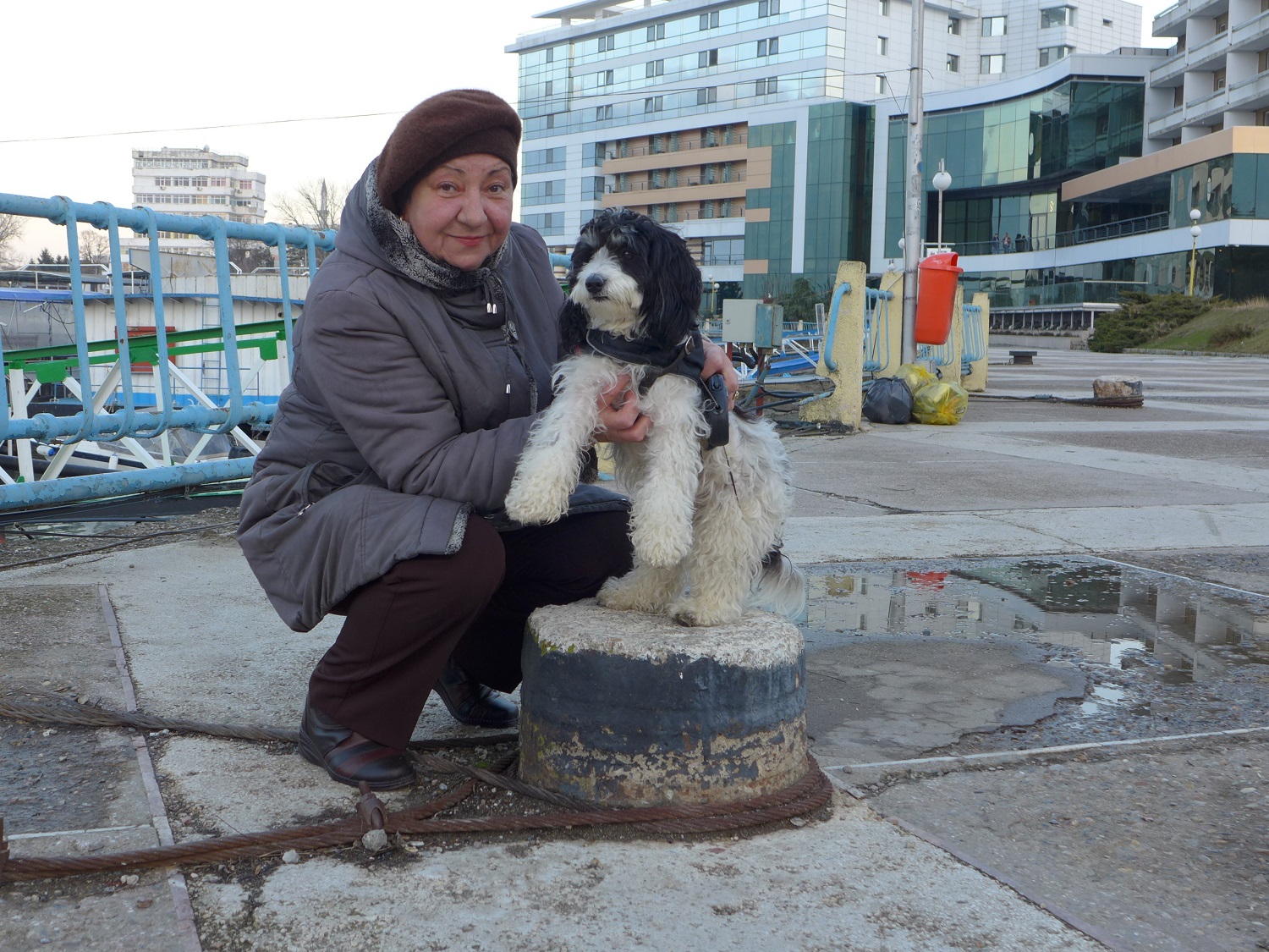 Dumitrita et Mari, un an et demi, croisés à Tulcea, sur la promenade qui borde le Danube. « Avant, on n’avait pas cette culture d’avoir des chiens dans les maisons. Les chiens, à la campagne, ils restaient dehors ! »