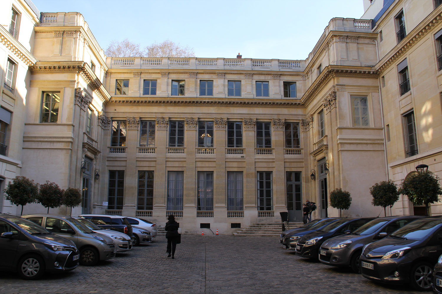 Derrière le bâtiment principal, le jardin du ministère sur le lequel donne le bureau de Jean-Michel BLANQUER © Globe Reporters