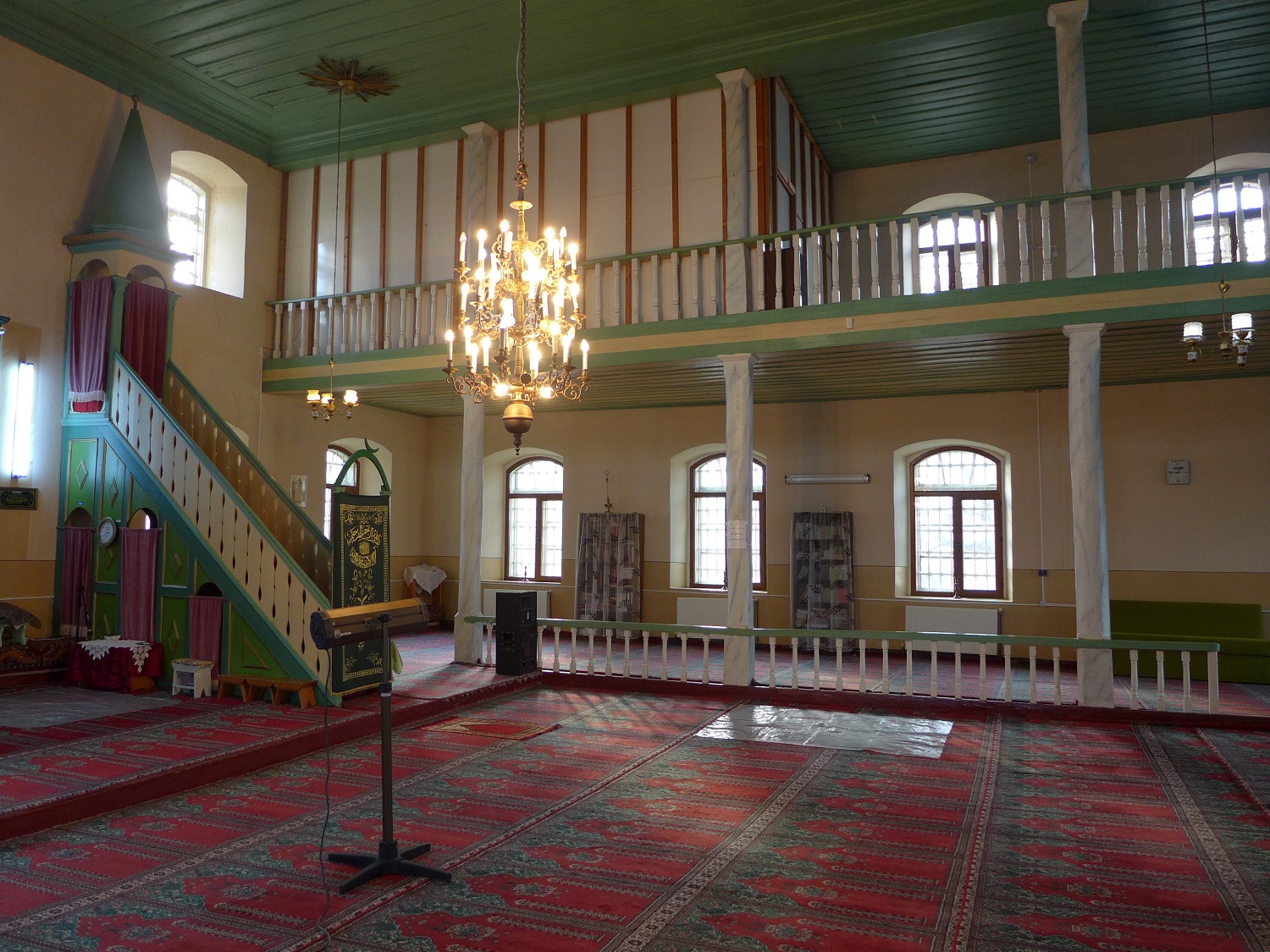 L’intérieur de la mosquée, fait en bois.