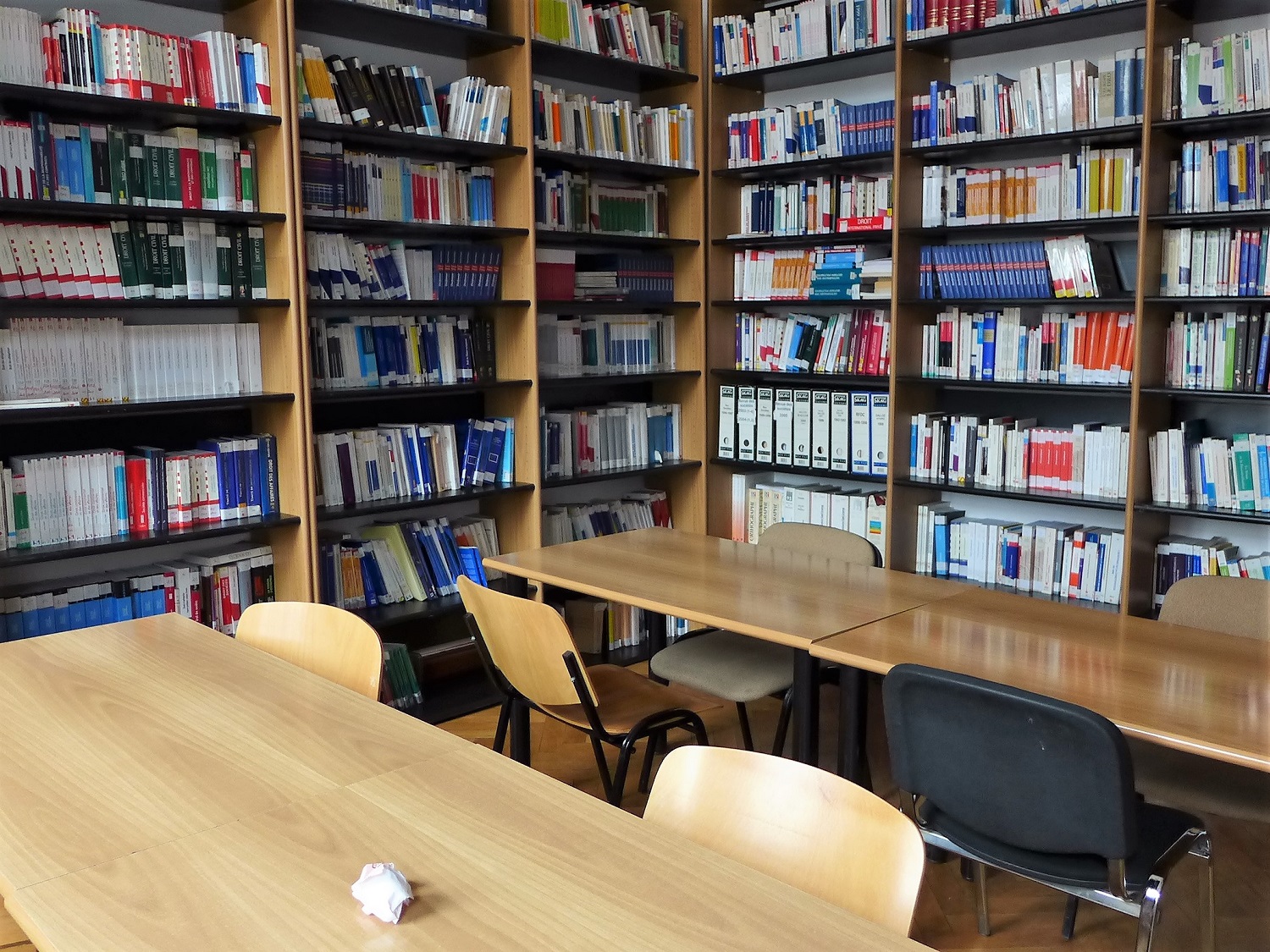 Le Collège dispose d’une petite bibliothèque d’ouvrages de droit en français. 