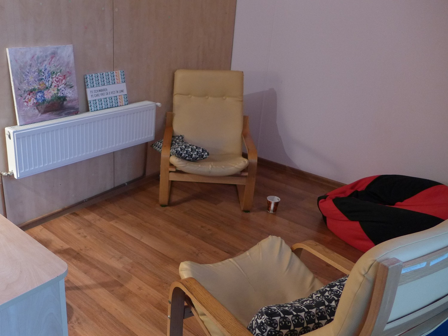 Une petite salle, pour les séances de thérapie individuelles, en couple ou pour les parents.
