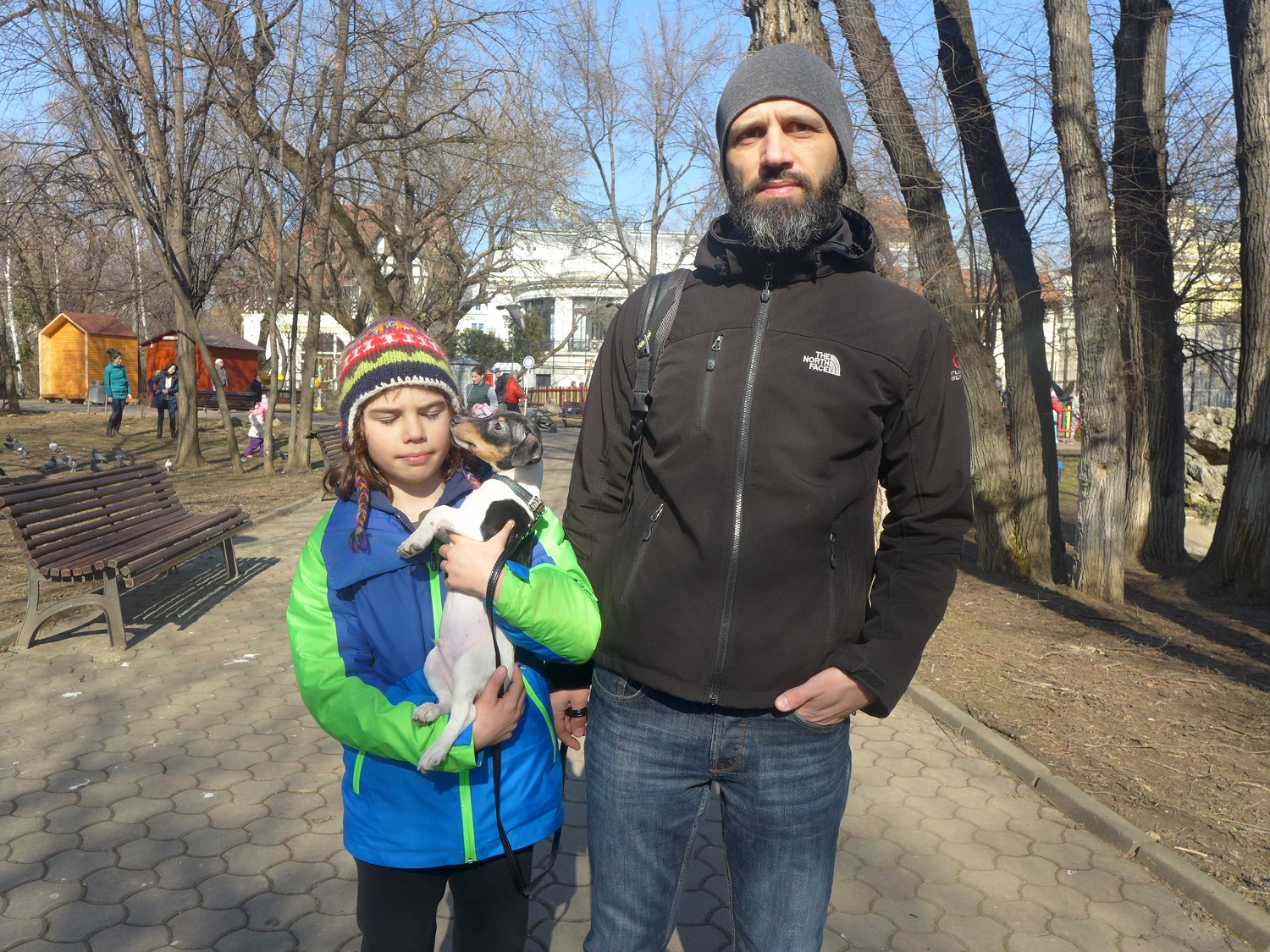 Orlando et son fils David promènent leur chien Jack, dans le parc Ioanid, dans le centre de Bucarest. C’est un chien de la race Jack Russell. Ils l’ont depuis début février seulement, mais ce n’est pas le premier animal de la famille.