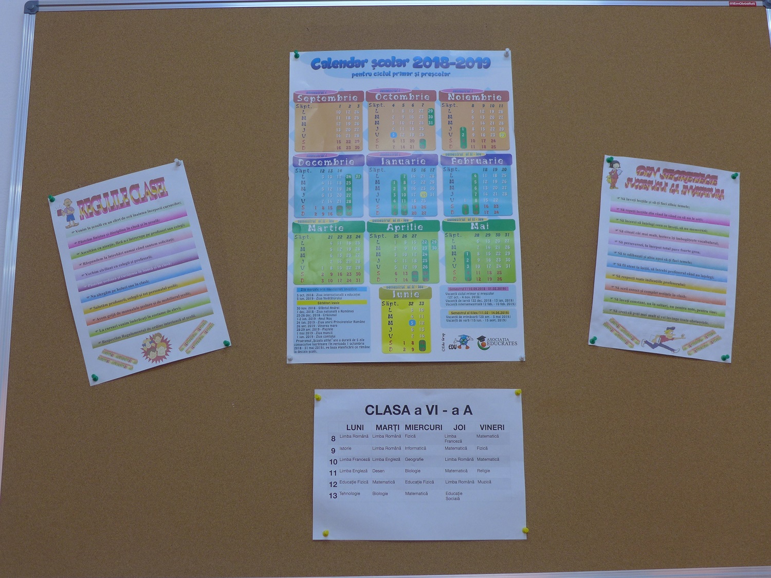 Le calendrier de l’année scolaire, l’emploi du temps de la classe de 6e et les règles de la classe, affichés sur un tableau à l’intérieur de la classe.