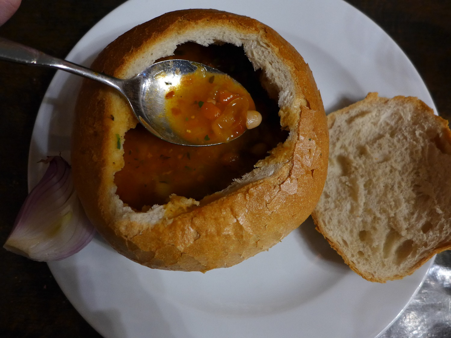 Ciorba de fasole : soupe de haricots blancs, servie dans une miche de pain creuse !